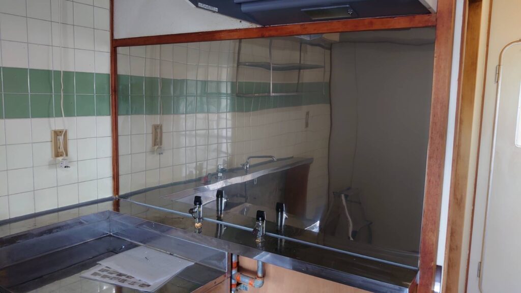 キッチンのステンレスを取り付けた