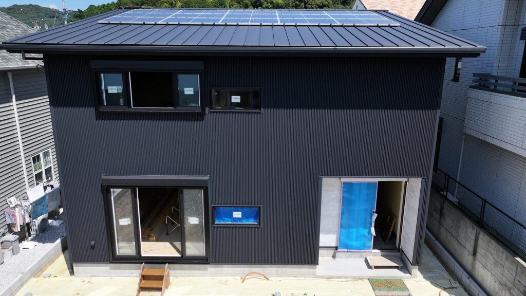 角スパンドレルで施工された家