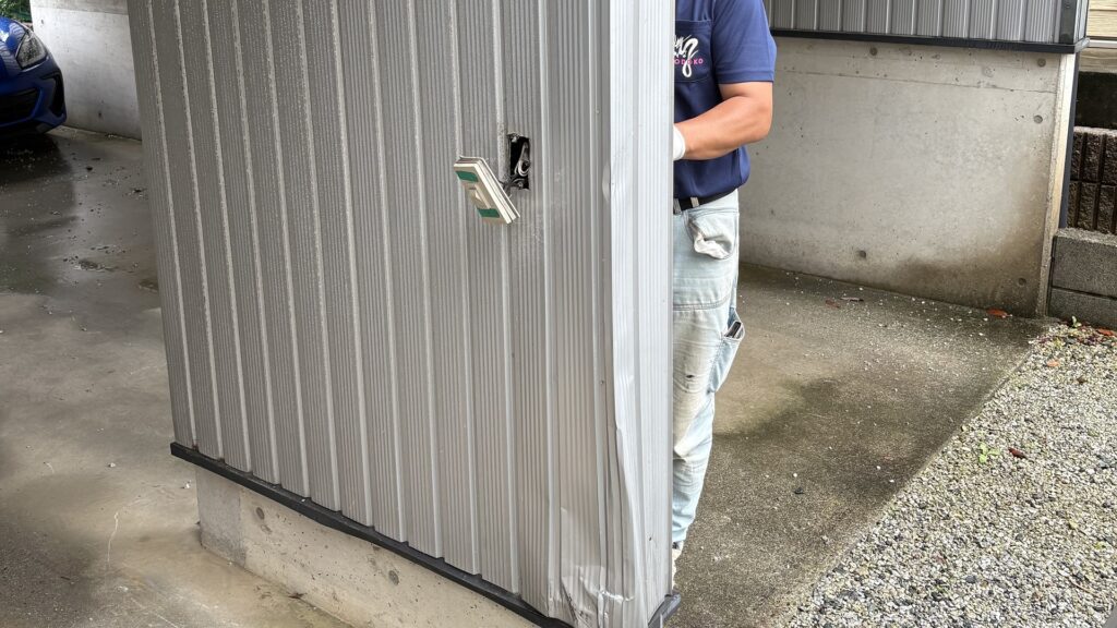 外壁が凹んだ様子