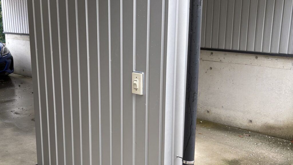 外壁に長尺角波(成型角波)を施工した様子