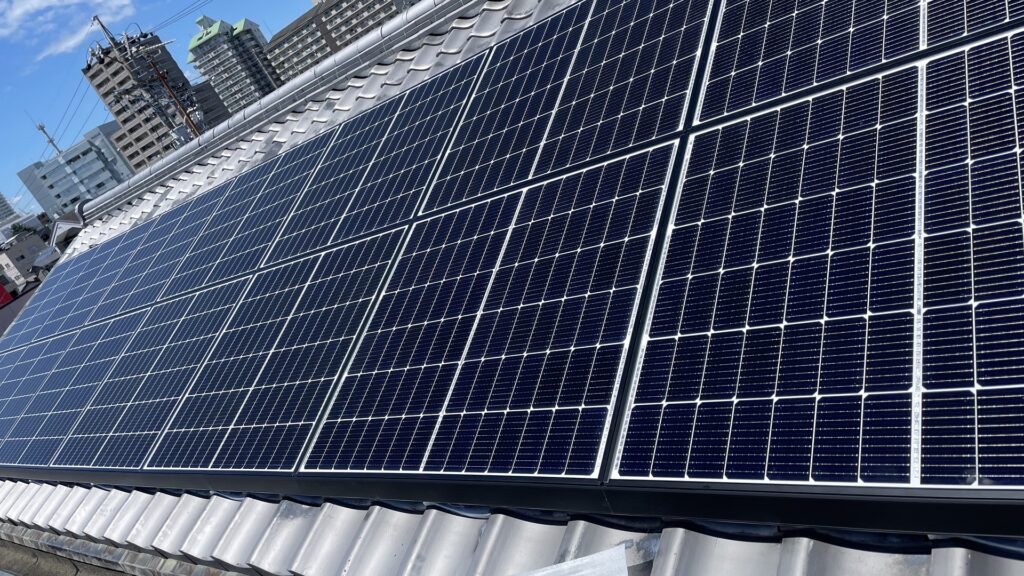 瓦に太陽光パネルを設置した様子
