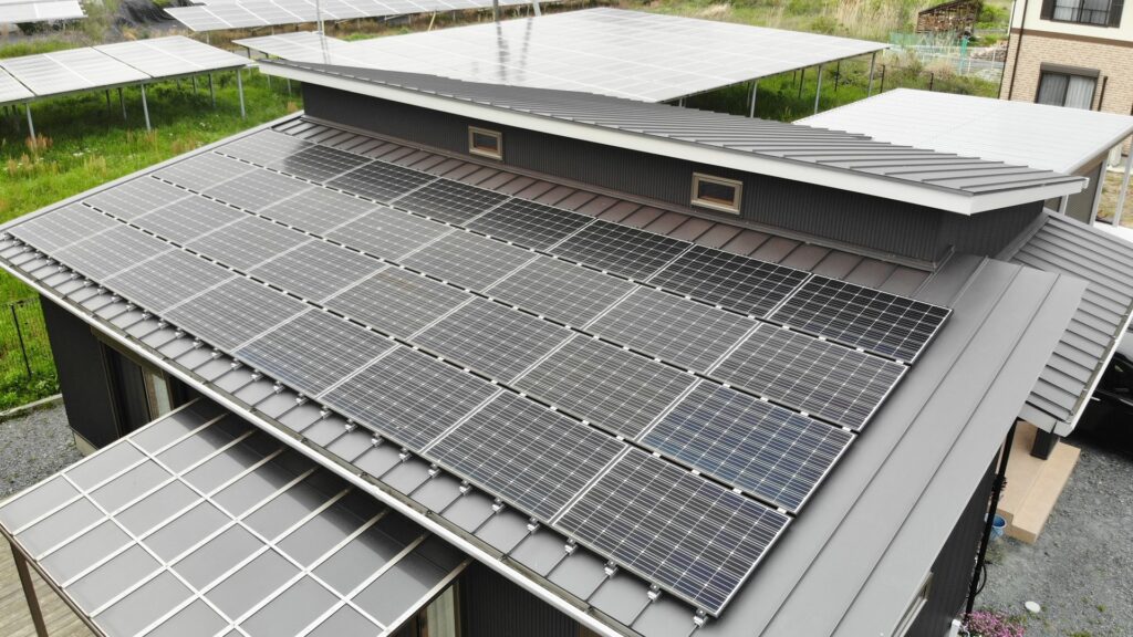 太陽光パネルを設置した屋根