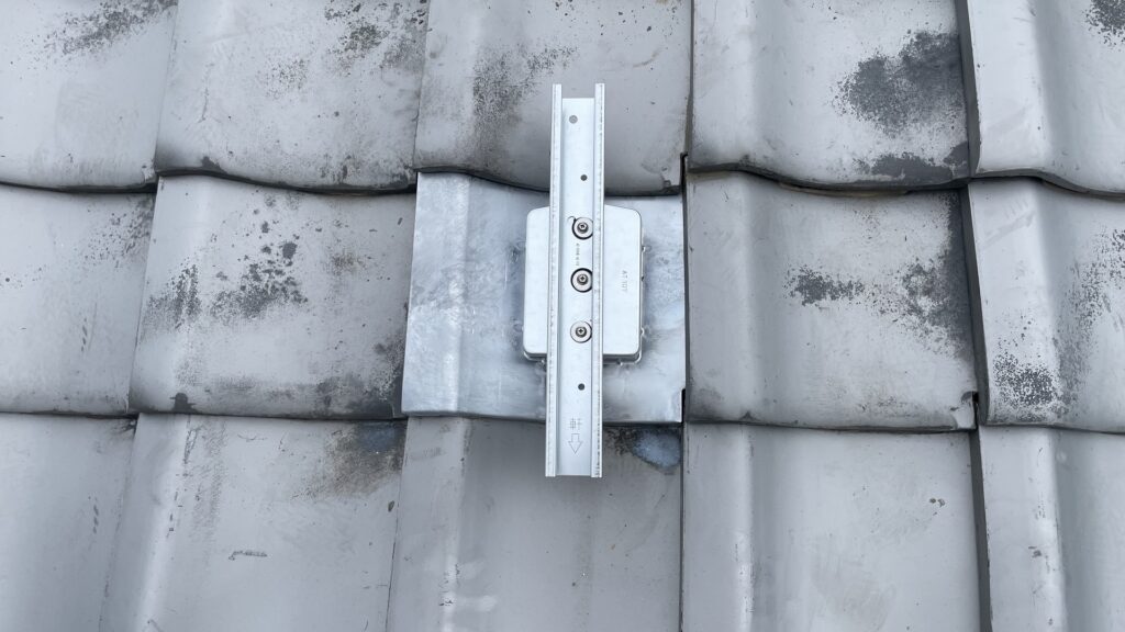 瓦に太陽光パネルを設置するための支持瓦