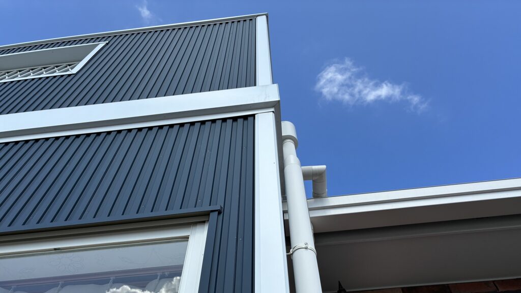 青い外壁に白いコーナーをつけてアクセントをつけている