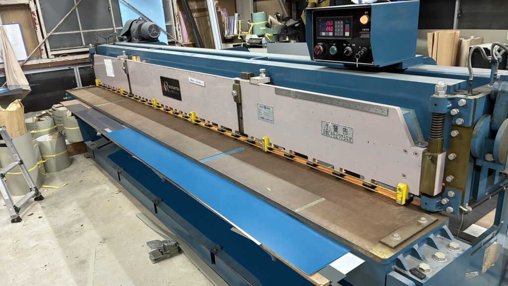 板金を切断する機械