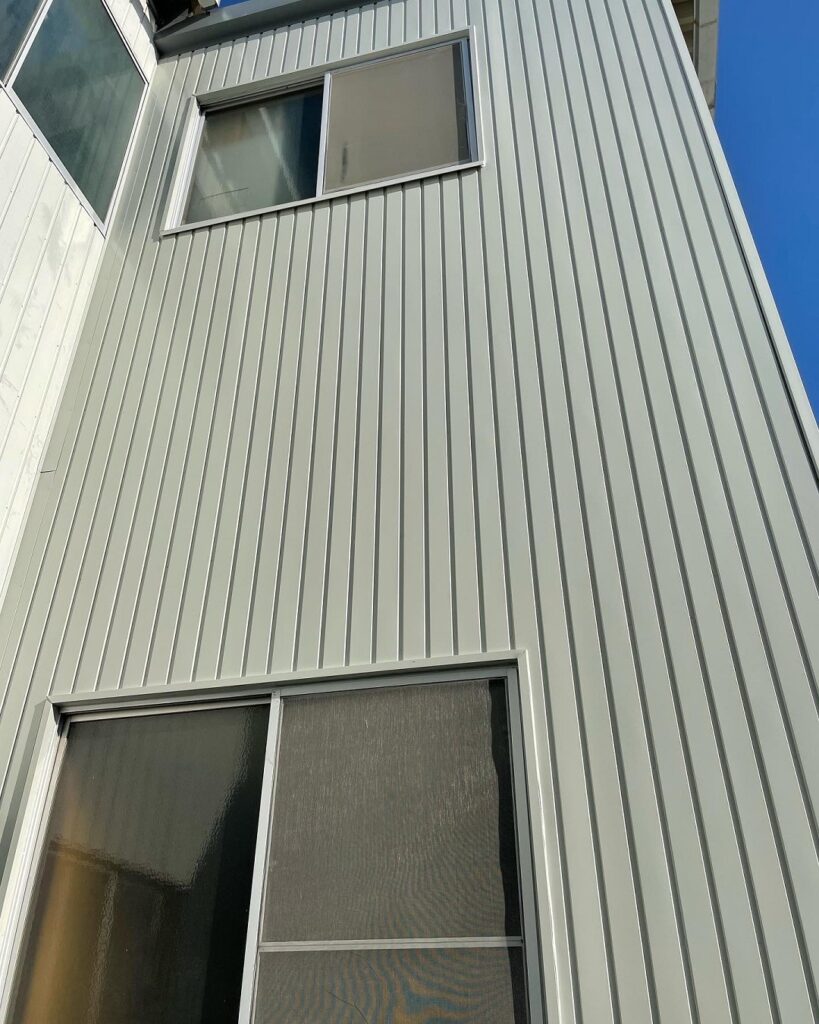 長尺角波455で外壁を貼り替えた様子