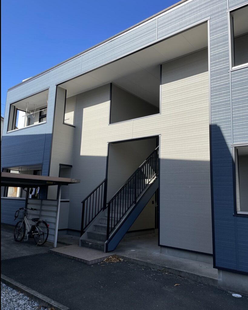 金属サイディングで貼り換えたアパートの外壁