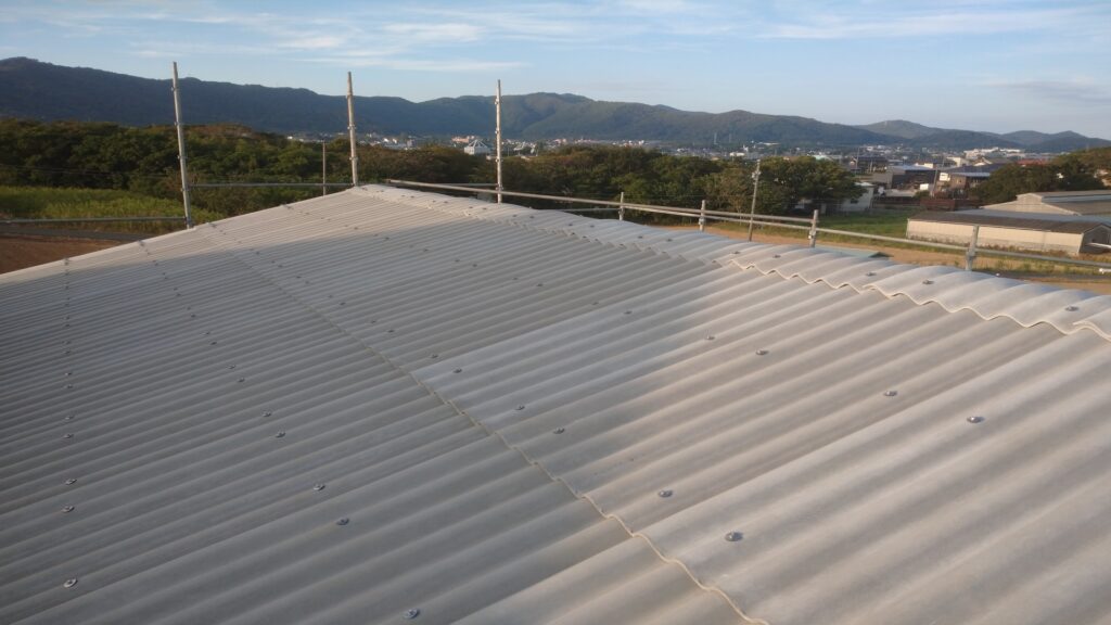 波型スレートを敷いた様子