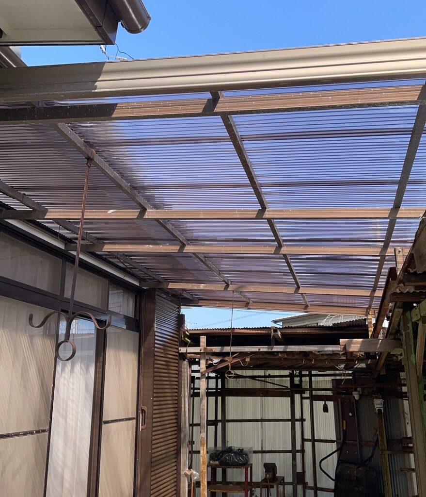 テラスをポリカナミイタで施工した様子