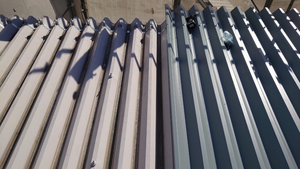 折板SS600をカバー工法で施工している途中