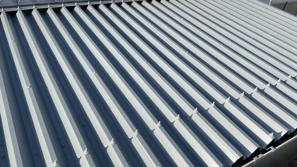 折板SS600をカバー工法で施工後の様子