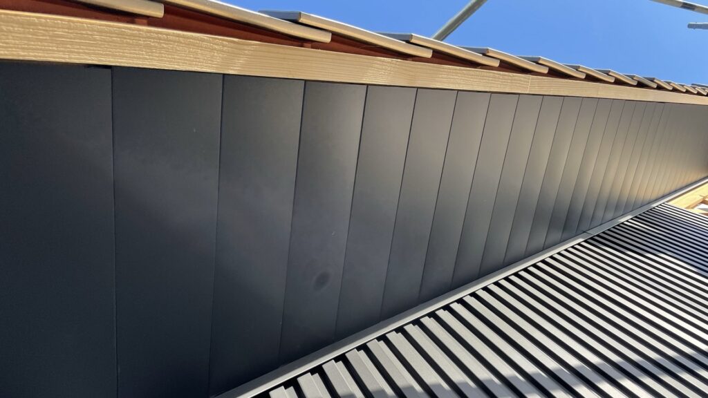 軒天にスパンドレルを施工した様子