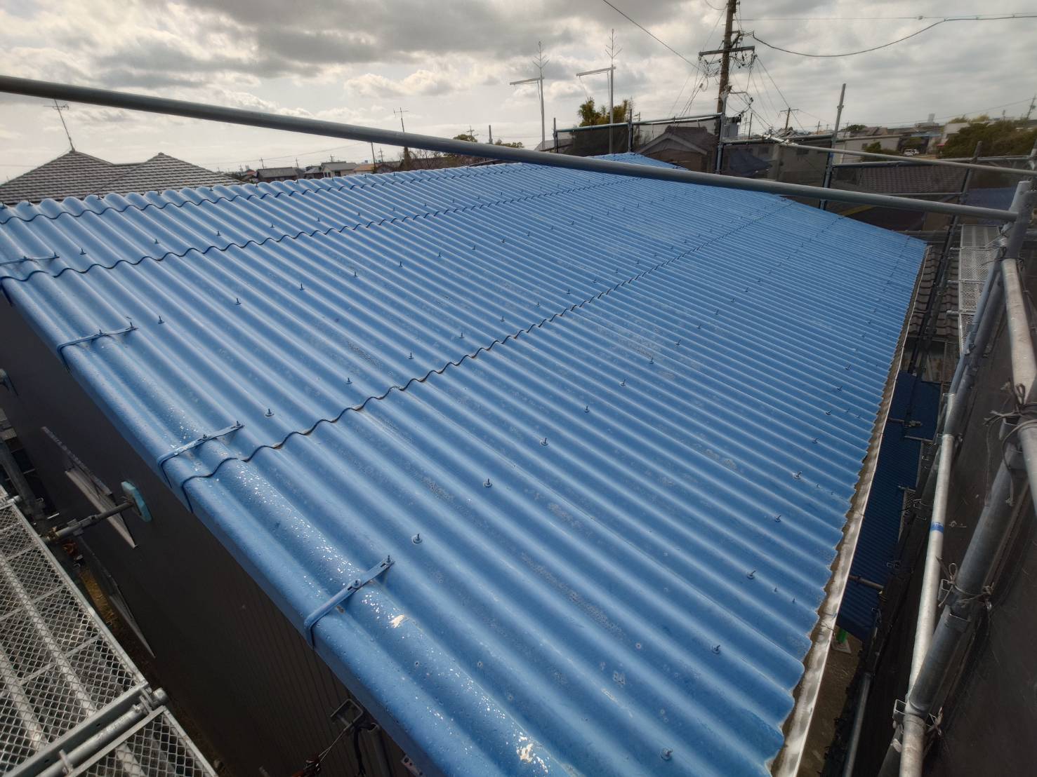 カバー工法を施工する前の倉庫屋根