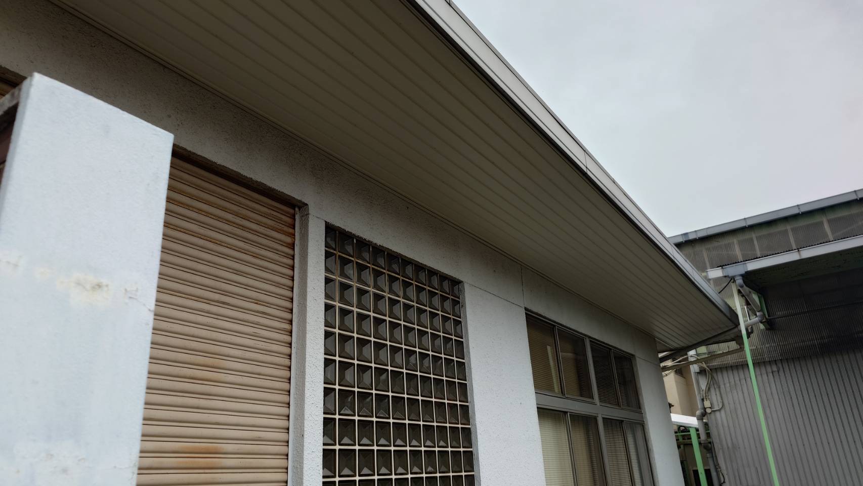 建物の外壁側から見た板金施工後の軒天